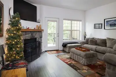 Image de Chalet 16 at the Official Collins Lake Resort