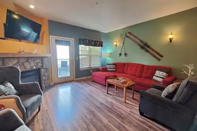 Image de Chalet 68 at the Official Collins Lake Resort