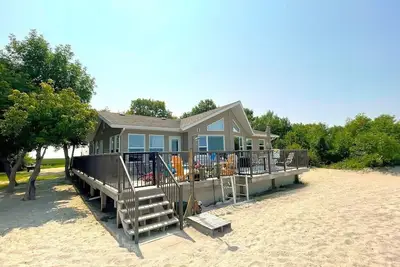 Image de Luxury Cabin with Private Beach. . . Right on the water!