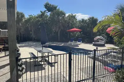 Image de Newer construction designed to bring the outside in, short walk to the beach
