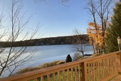 Image de Cozy Pocono Lakefront Mid-Term Vacation Rental near Scranton. 30+ days only!