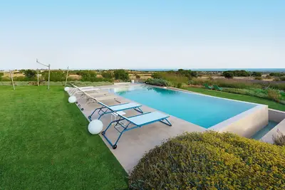 Image de Maison de vacances privée avec piscine, bain à remous, sauna, climatisation, Wifi, Tv, terrasse