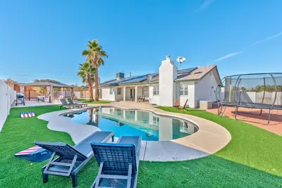 Image de Luxury Villa 3 Masters 6 B. rooms 4 Bath \nBig pool Rv parking on 0. 5 Acre of fun!