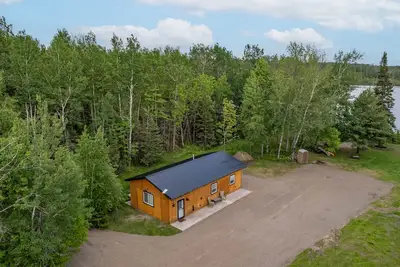 Image de Lonely Pine Lodge On Strand Lake. Pet Friendly. Pet fee.