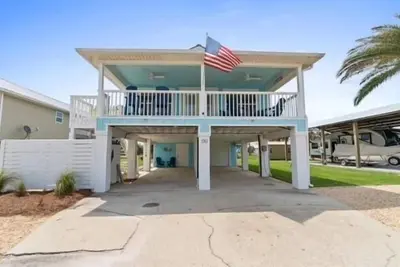 Image de Family friendly beach house with gulf views just steps away from the ocean.