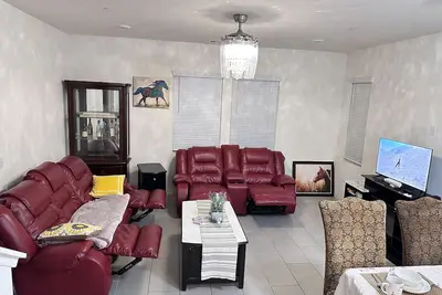 Image de Single House! One Bedroom Downstairs! Near Ontario! Pet Friendly! 500 Mbps WiFi!