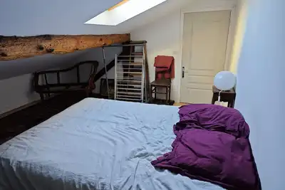 Image de Petit duplex mansardé sur une cour calme et charmante