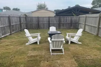 Image de Beachy Bliss: Fenced Grass Yard + Walk to Beach