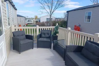 Image de Beautiful and ideally located caravan home on one of Haven's premier sites.