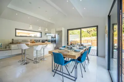 Image de Splendide villa avec piscine proche de l'océan.