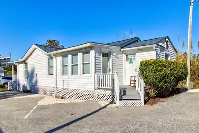 Image de 🐚 Seaside Cottage A: Pet-Friendly Cottage, Steps to the Beach! 🐚