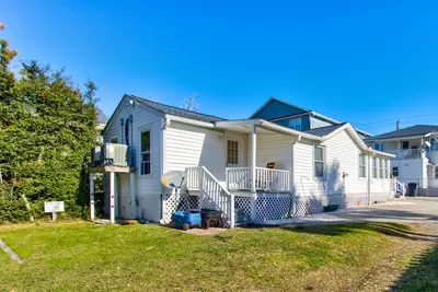 Image de 🌴 Seaside Cottage B: Pet Friendly Cottage, Steps to the Beach 🌴