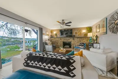 Image de Stunning waterfront views, Walking distance to many restaurants