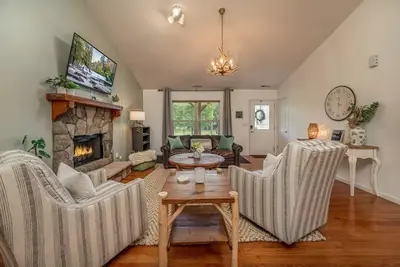 Image de Mountain Lux Home - 5 mins to Downtown Brevard & 8 mins Pisgah National Forest!