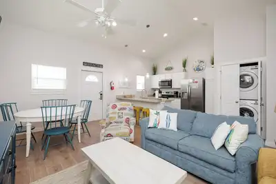 Image de Chic Beach Escape: Resort Living, Private Outdoor Space, Short Walk to Beach