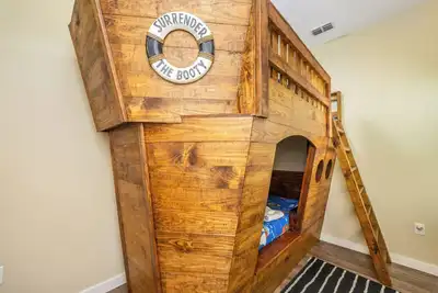 Image de Swashbuckling Adventures Await at Smugglers Cove, The Ultimate Coastal Escape