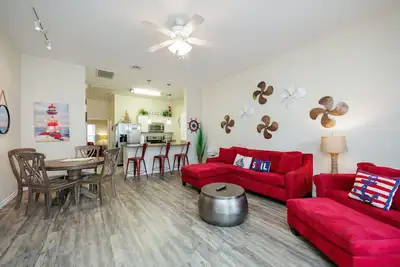 Image de Luxurious Coastal Retreat w/Private Patio, Two Heated Pools, Near the Beach.