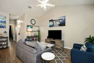 Image de Your Perfect Beachy Escape is Here Just Steps From the Shore!