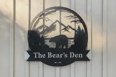 Image de Welcome to The Bear's Den! Dog friendly and 5 minutes to Pleasant Mountain!