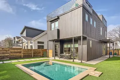 Image de High End 4 Bdrm Downtown Home w/Pool Close to Hot Spots!