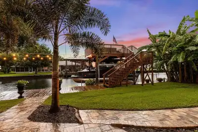 Image de Luxury Waterfront Pool Home w\/spa & deep canal