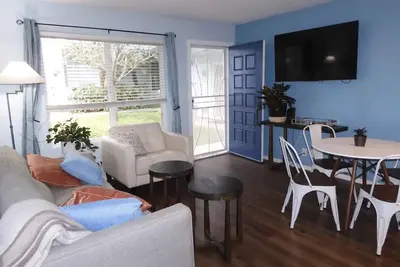 Image de Cozy Bungalow + Walk to Beach + Attractions