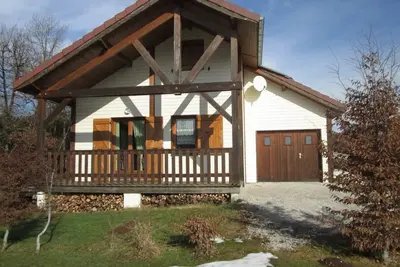Image de Chalet classé 3 étoiles par l'office du tourisme du Jura, 6\/8 personnes.