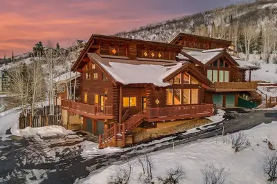 Image de Perched High w/ Views + Hot Tub | Watchtower Chalet