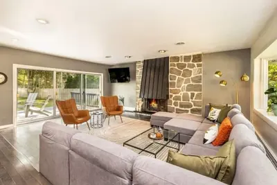 Image de Retro Riverside Retreat, Backyard Oasis, Hot Tub