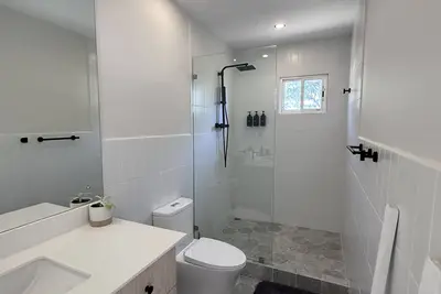 Image de Super comfy and all new 6 bed Bungalow in Hermosa Beach condo w/ swimming pool.