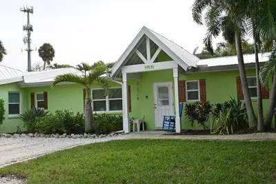 Image de 3 Bedroom, 2 Bath Ground Level with Heated Pool - Short walk to the beach.