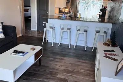 Image de Newly remodeled condo within walking distance to Lambeau Field!