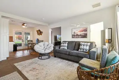 Image de Steps away from the serene, picturesque mountains in the north valley skyline.