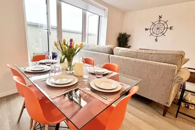Image de Spacious top-floor flat | Parking | Step-free access