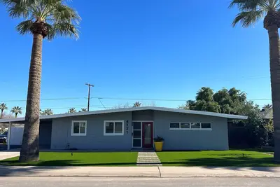 Image de Old Town Scottsdale House-2 minute Walk to Nightlife & Fashion Square Mall!