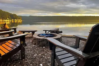 Image de Luxury Waterfront, King Beds, Arcade, Hot Tub, Firepit, Movie Projector