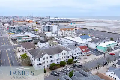 Image de Enjoy ocean views from our front deck in Wildwood.
