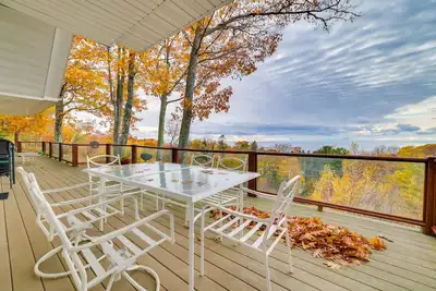 Image de Deck & Views: Beautiful Michigan Home
