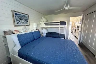 Image de Cozy beach block -1 bdrm, 1st floor unit w/ pool, beach tags & chairs! Renovated!
