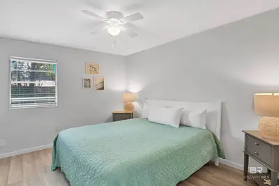 Image de Condo with pool for 6 guests. State Park, Breweries, Coffee in your backyard.