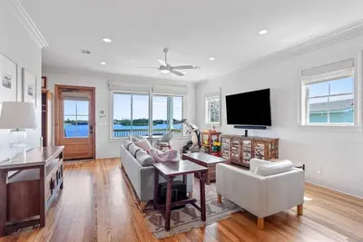 Image de Waterfront 4 Bedroom Home