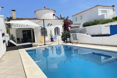 Image de Charmante villa avec piscine au coeur de la plus grande marina d'Europe