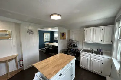 Image de Spacious, 3-bedroom, Parking, Steps to everything Ptown has to offer!