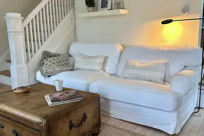 Image de Steps from the Hudson River- \nCozy & Comfy sums up this 3 Bedroom 2 Bath home.