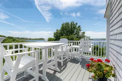 Image de Custom Waterfront Home on Green Hill Pond with kayaks, walk to beach
