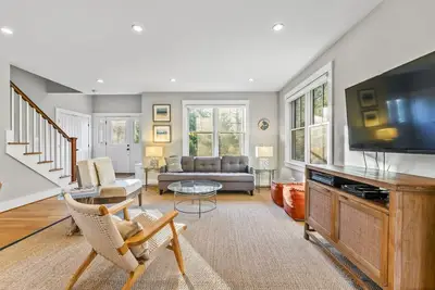 Image de New Listing:Modern Charming 4br\/3. 5ba Retreat