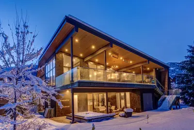 Image de Luxury retreat for multifamily getaways & corporate events, 5 mins from village!