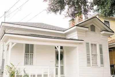 Image de In the Heart of Savannah's Starland District /3 Bedroom Bungalow. Pet Friendly!