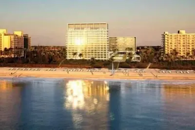 Image de Marriott Crystal Shores Beach Luxury Ocean Front Resort Property.