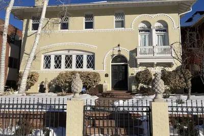 Image de Romantic Retreat with a Private Balcony! 3 Stories, 3 Bed 2 Bath, +Free Parking!